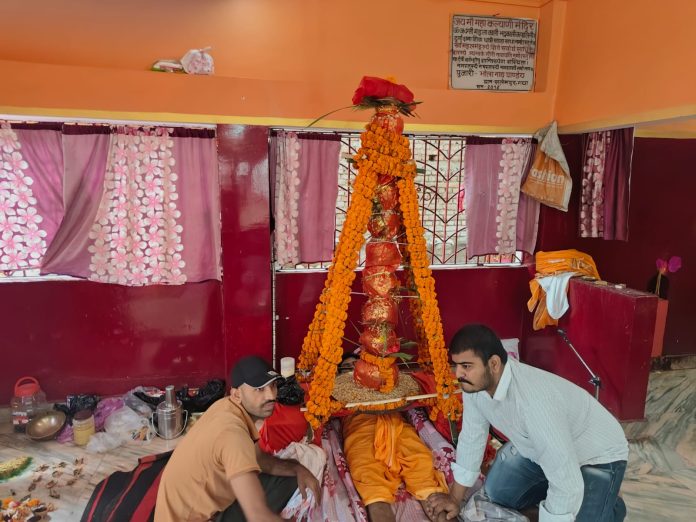 नौ कलश धारण