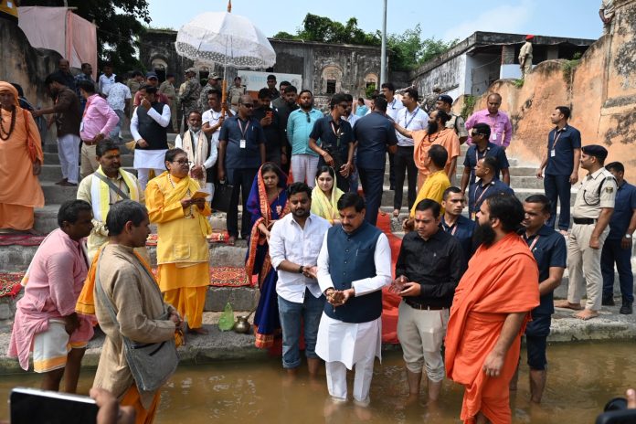 बोधगया में निरंजना नदी में परिवार के साथ तर्पण करते मध्य प्रदेश के मुख्यमंत्री डॉ. मोहन यादव