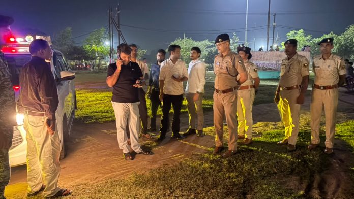 दुर्गा पूजा पंडालों का निरीक्षण करने पहुंचे DM-SP